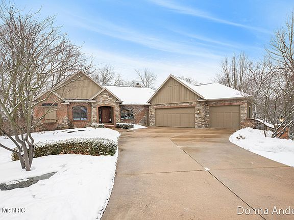 2nd image of 4825 Maltese Ct NE