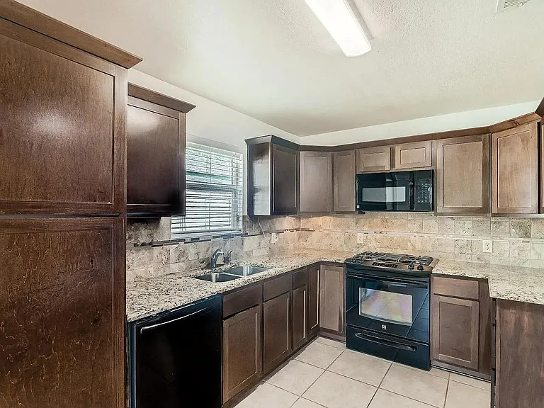 1306 Wayne Dr — Photo 3