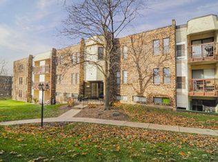2263 Country Club Dr, Woodridge, IL 60517