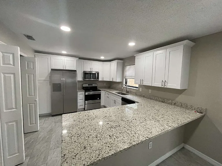 323 W Belmar St — Photo 3