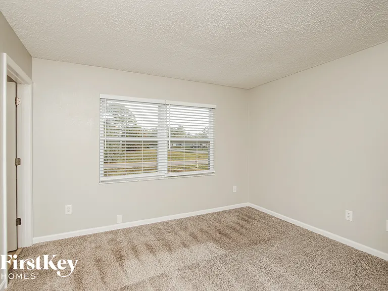 1327 Valencia St SE — Photo 8