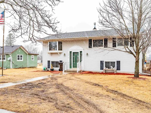 206 W 3rd St, Leaf River, IL 61047