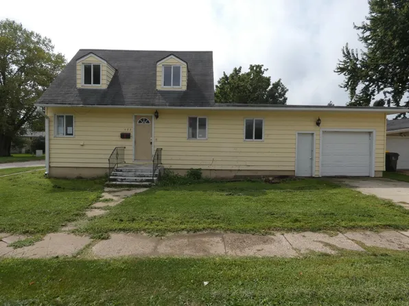 402 3rd Ave SW, Waukon, IA 52172