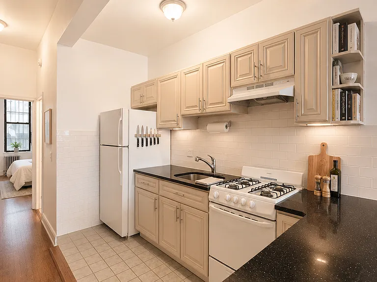 105 3rd Ave #1L — Photo 4