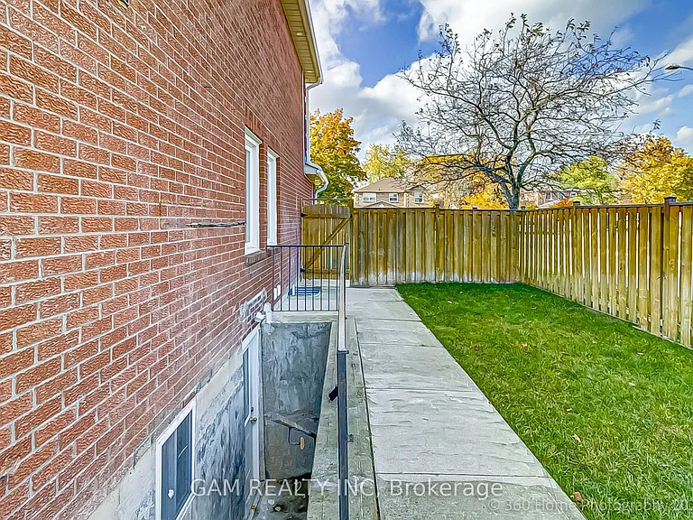1721 Village View Pl #LOWER — Photo 3