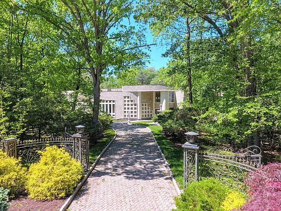 PICTURE PERFECT PROPERTY !!