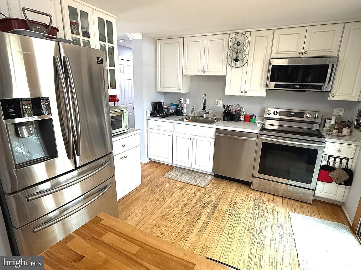 4 bed, 924 sqft, $3,650 — Photo 3