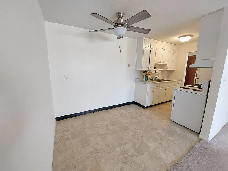 Colonial Terrace — Photo 41