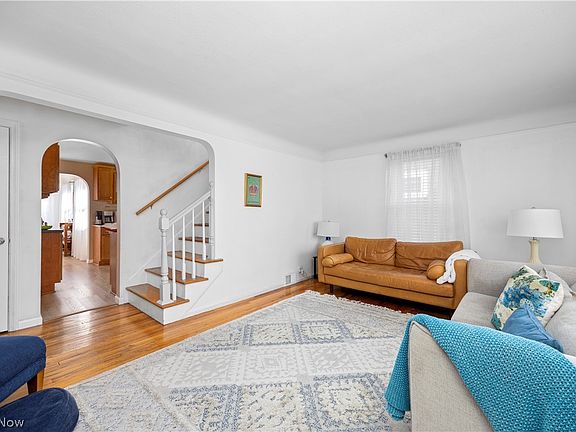 3rd image of 45 E 219th St