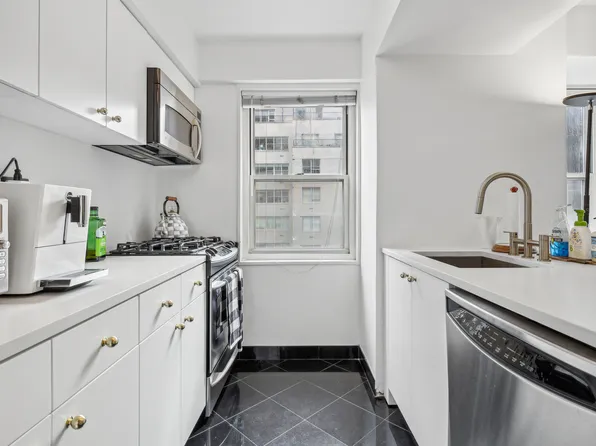 100 West 57th Street 18G image 3 of 11