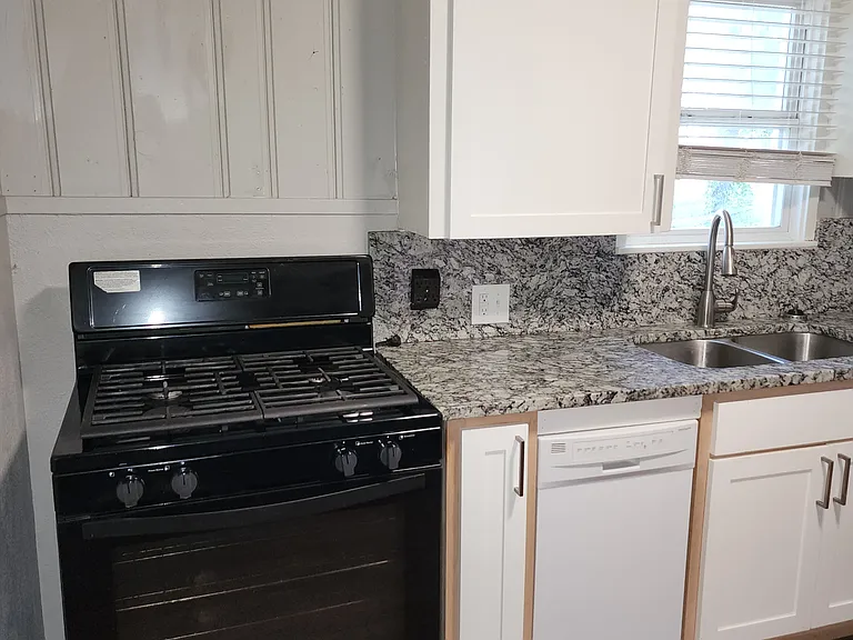 2300 W Lowden St — Photo 13