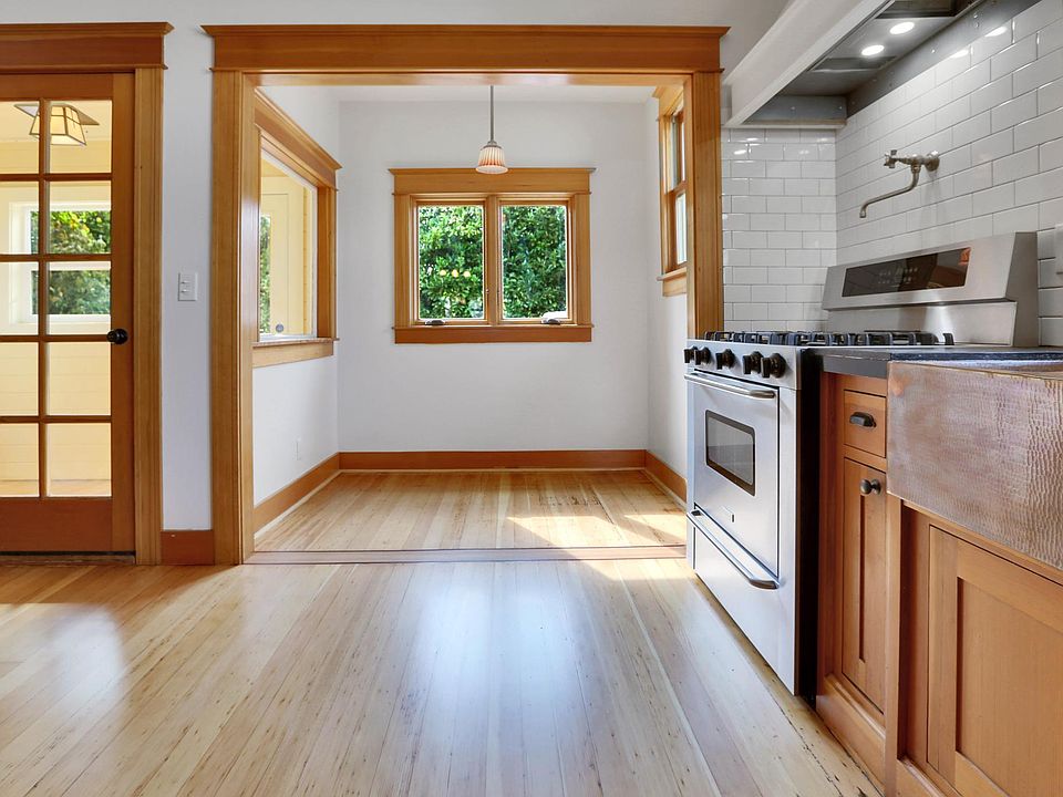 Breakfast Nook off kitchen