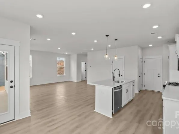 114 Canary Ln, Mooresville, NC 28115