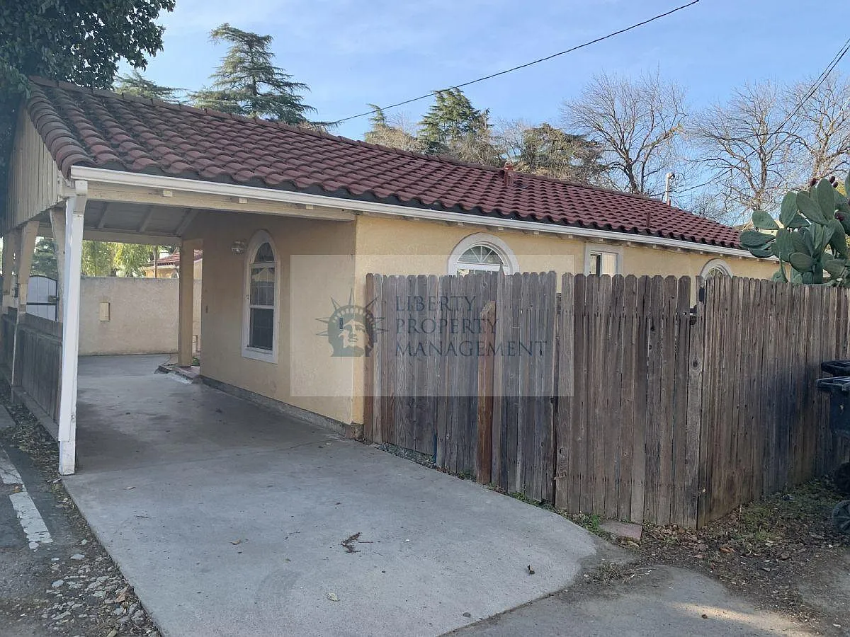 2 bed, 836 sqft, $1,595 — Photo 2