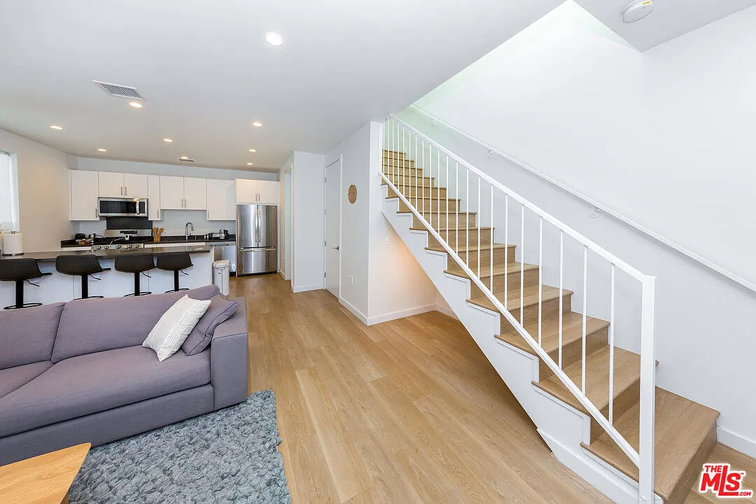 2 bed, 2.5 bath, 800 sqft, $4,500 — Photo 4
