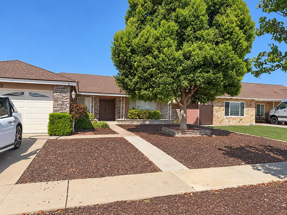 2105 Pearwood Ln
