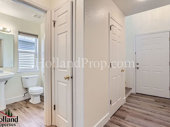 3rd image of 1244 NE Kinney St