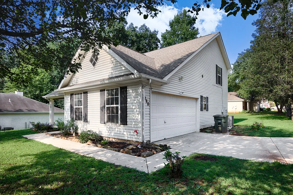 3 bed, 2.5 bath, 1641 sqft, $1,850 — Photo 3