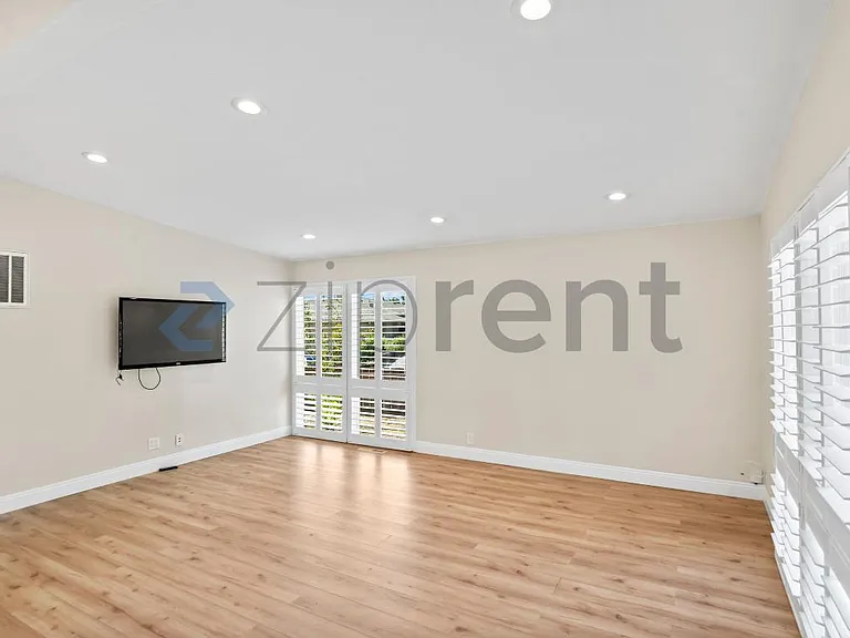 566 Beechmont Ln — Photo 2
