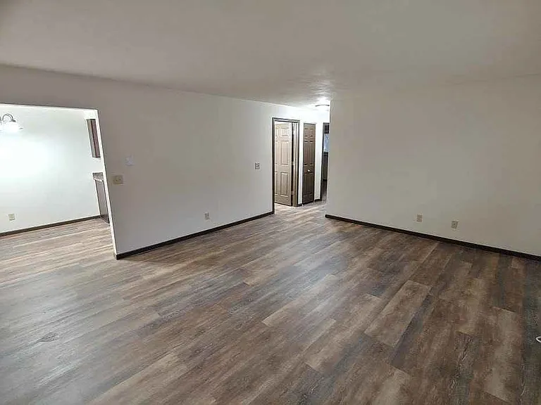 317-319 Living room LVP_10162025