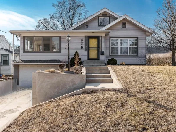 908 S Saxby Ave, Freeport, IL 61032