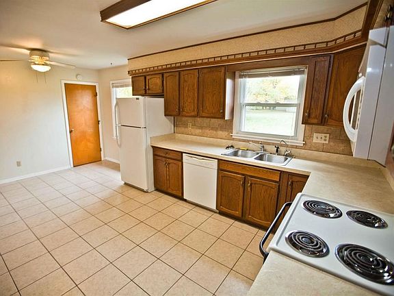 5th image of 60295 Surrey Ln