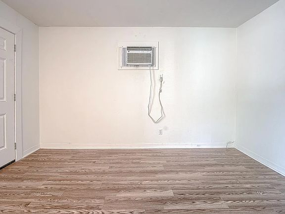 4th image of 15216 Bellaire Ave #D