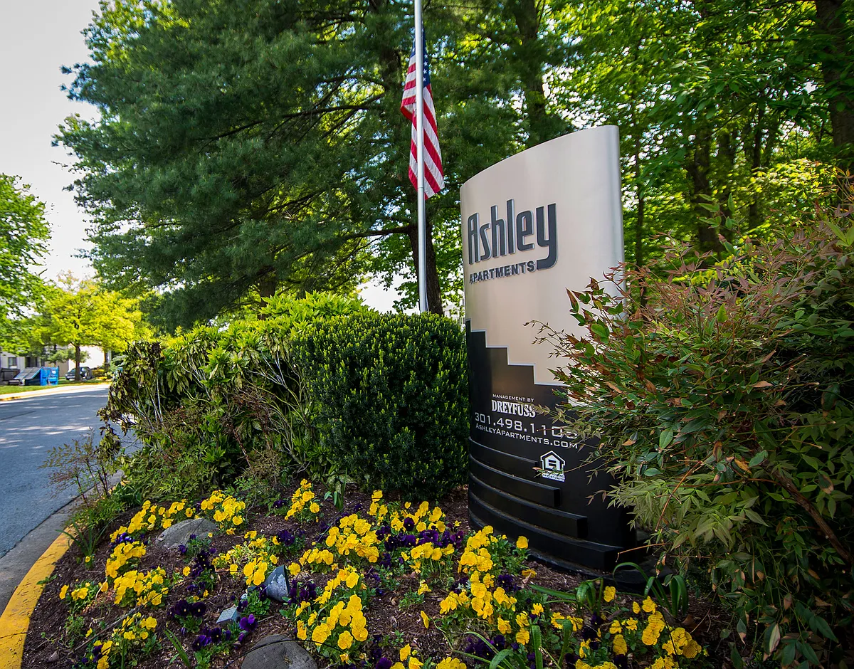 Entry Signage Corner Close - Ashley Apartments