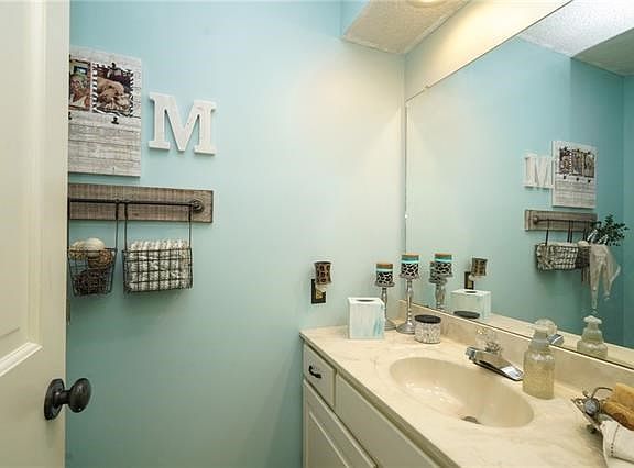 4th image of 510 NW Golfview Dr