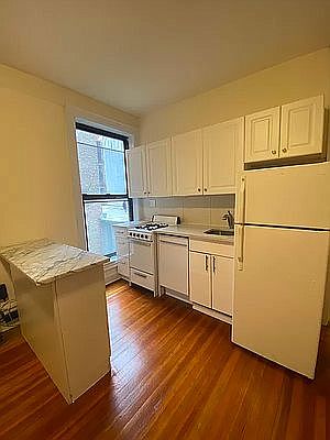 5th image of 227 E 50th St #51