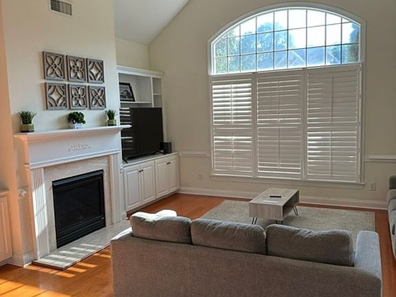 4th image of 444 Somerset Way