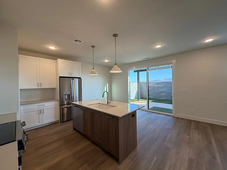 602 E Hemsworth Ln — Photo 6