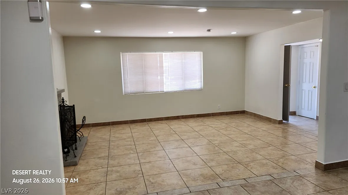 3 bed, 1372 sqft, $1,801 — Photo 2