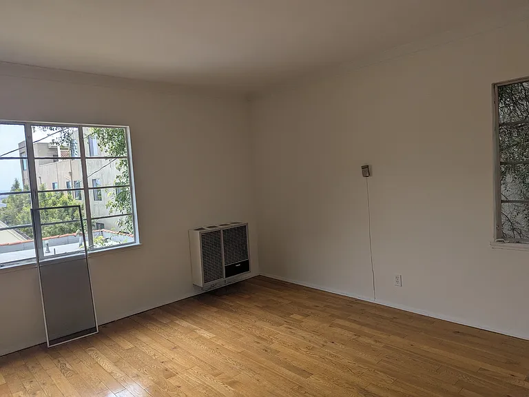 1323 N Olive Dr — Photo 50