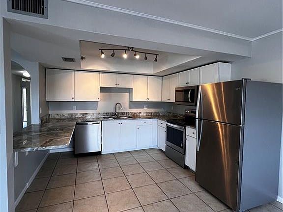 4th image of 639 SE 13th Ave APT 111