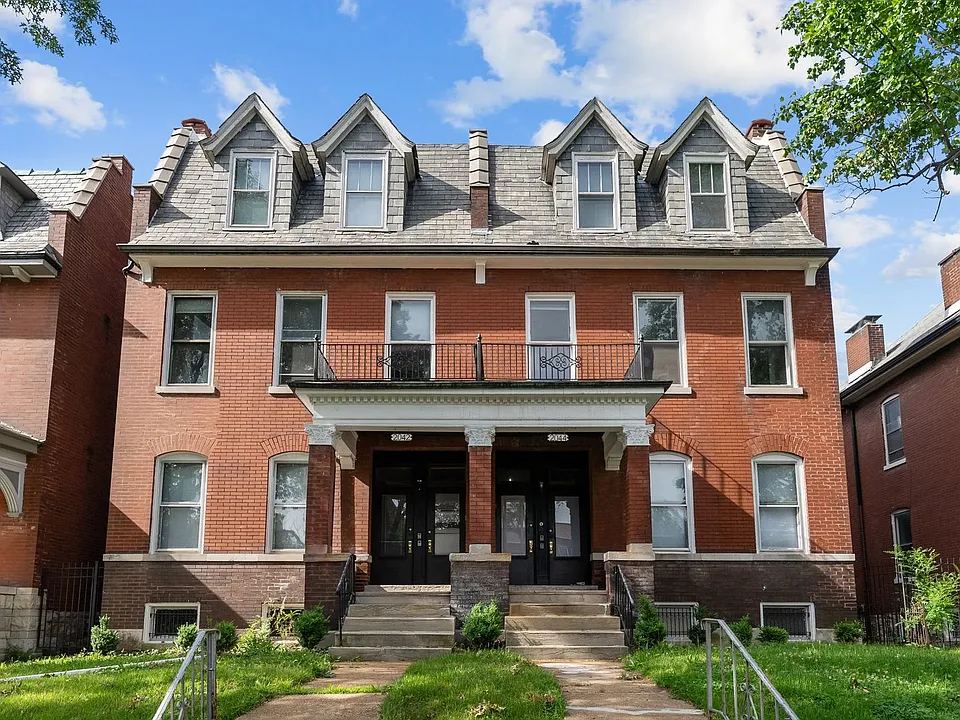 2042-2044 Russell Blvd