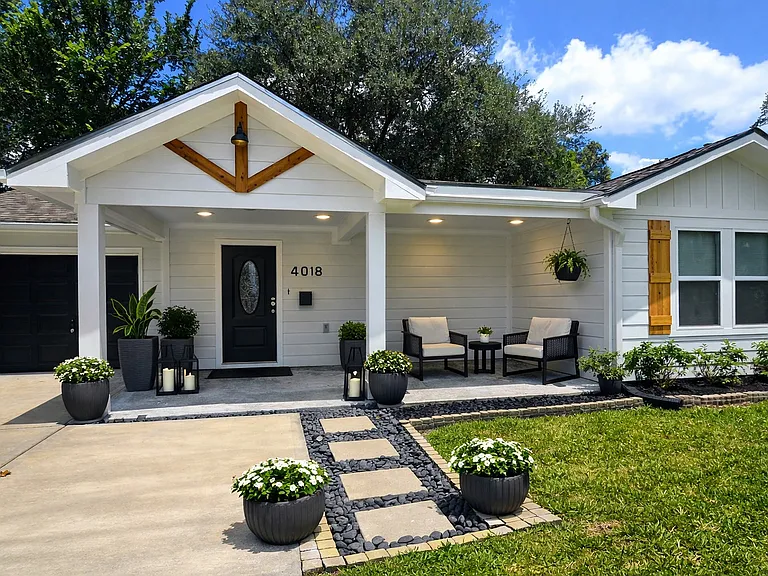 Stage front porch! Enjoy this beautiful home with lot of features!