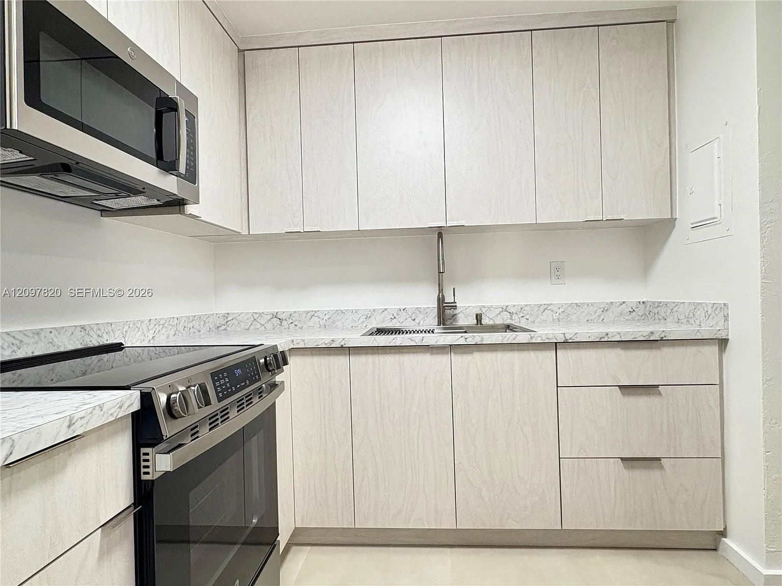 Lakeview Gardens Condo — Photo 4