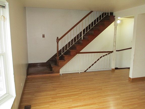 3rd image of 1909 Governors Ln