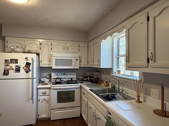 5th image of 762 Spring Valley Rd