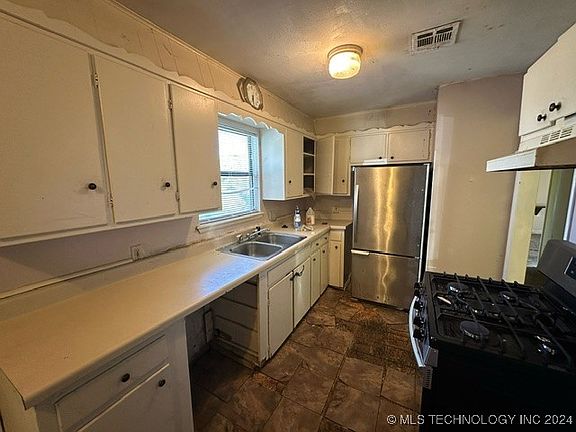 4th image of 587 E 58th St N