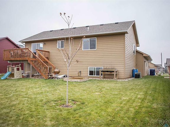 3rd image of 410 N Perry Ln