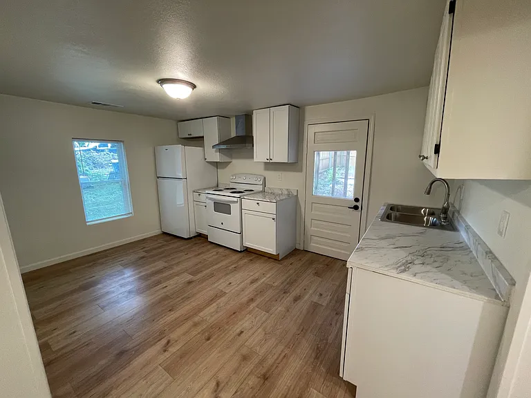2131 E 81st St — Photo 13