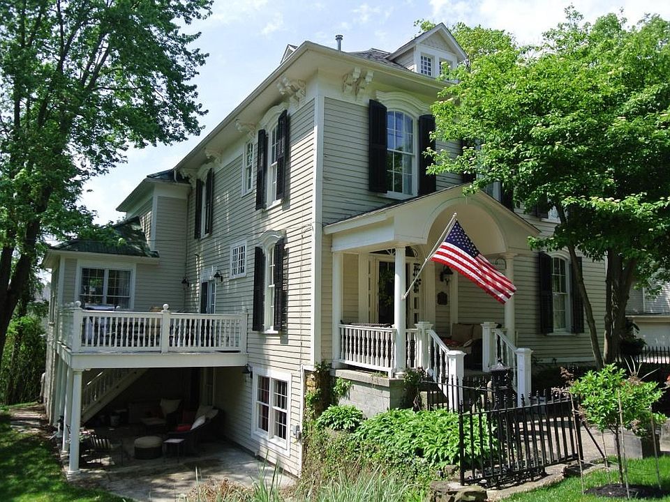 1st image of 139 W Elm St