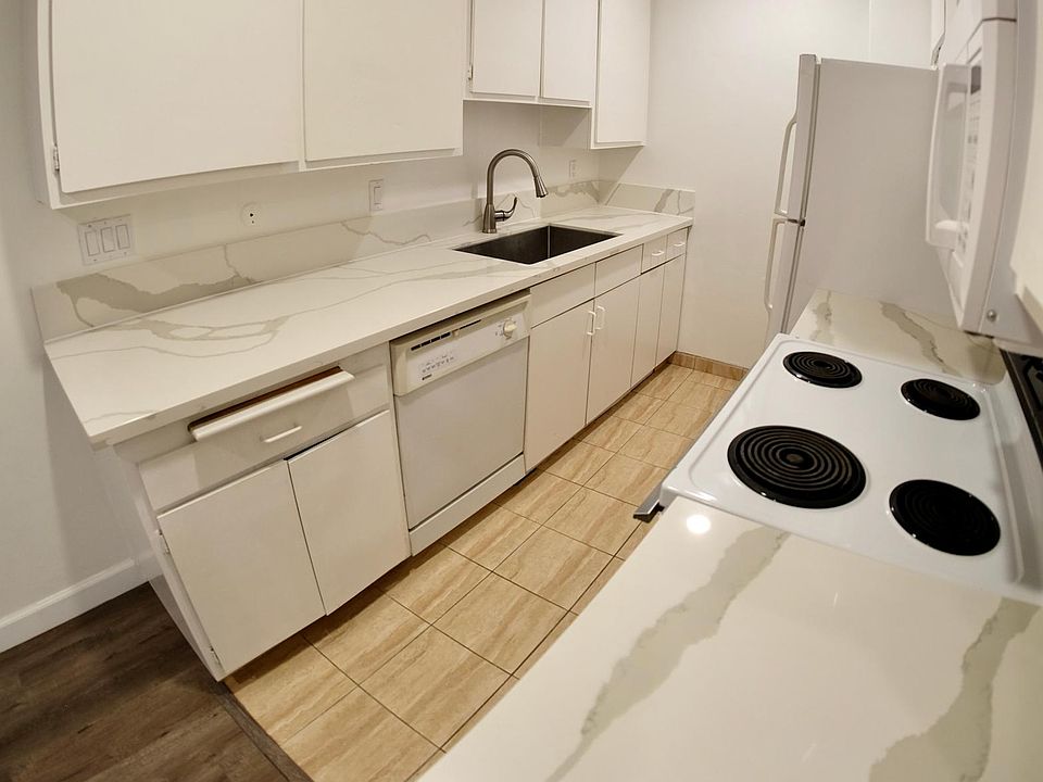 Beautiful kitchen with lots of cabinets and counter space