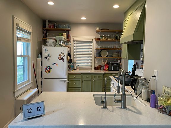 Open kitchen - great for hosting and family meal time/cooking together