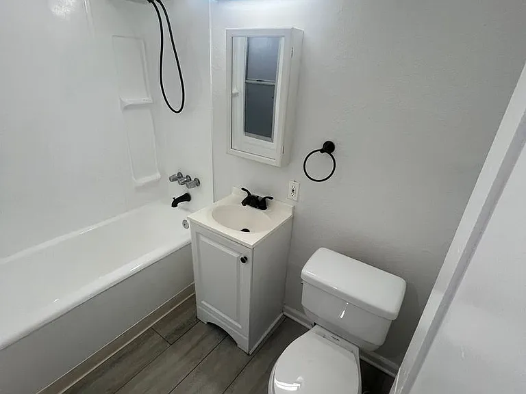 Wilton Way Apartments — Photo 28