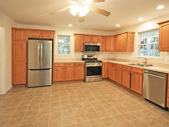 3rd image of 36 Torrey St