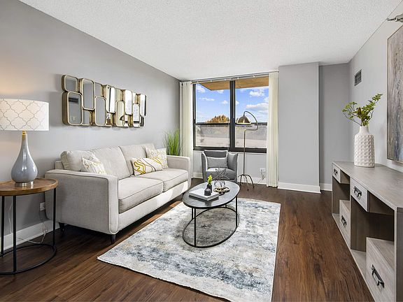 3rd image of 180 N Arlington Heights Rd #20204