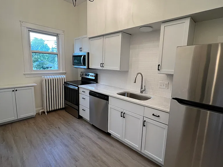 621 W 4th St #A — Photo 2